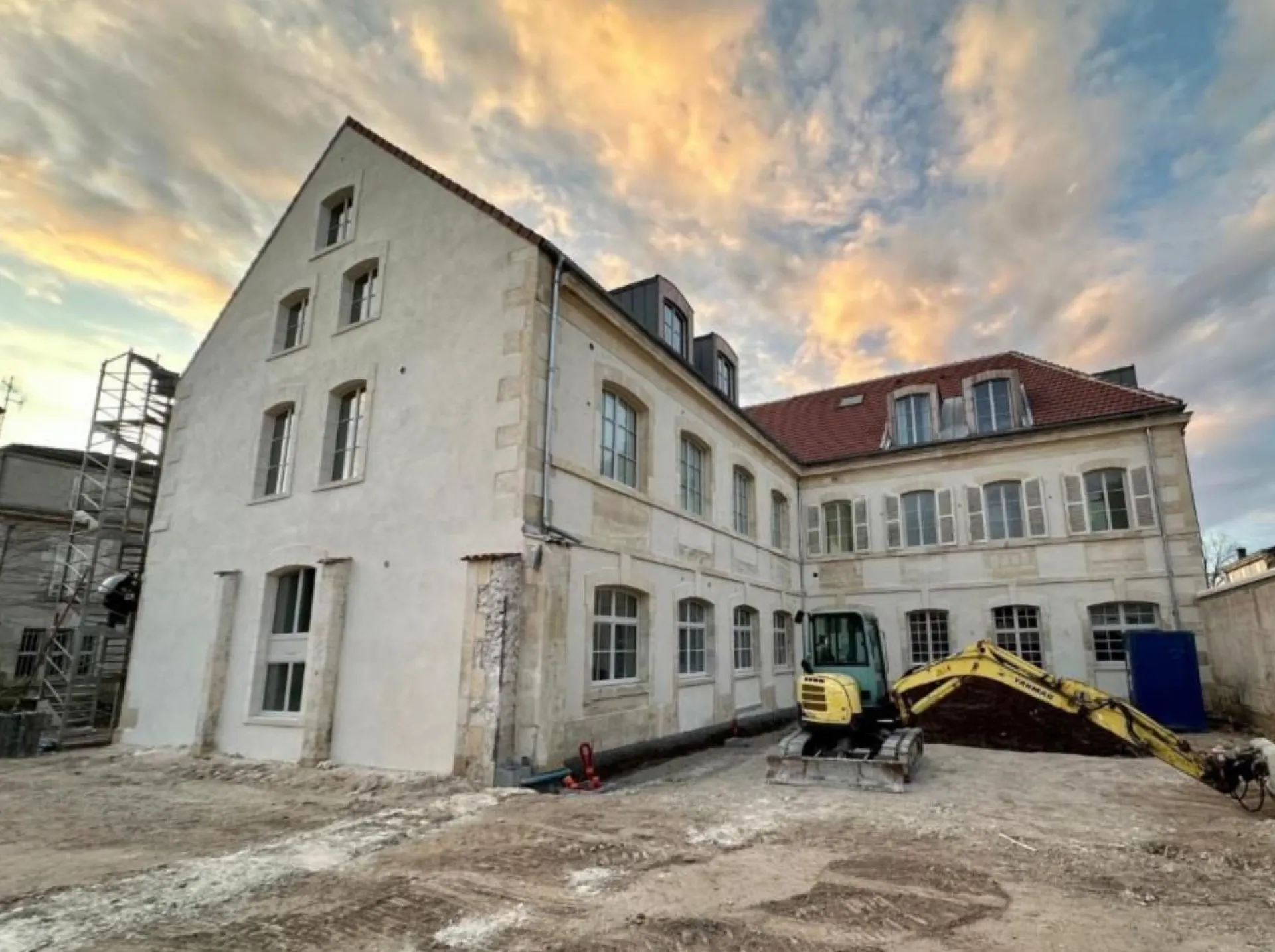 Nettoyage et traitement anti-fissures — résultat après ravalement par Sévria à Parthenay (2023)