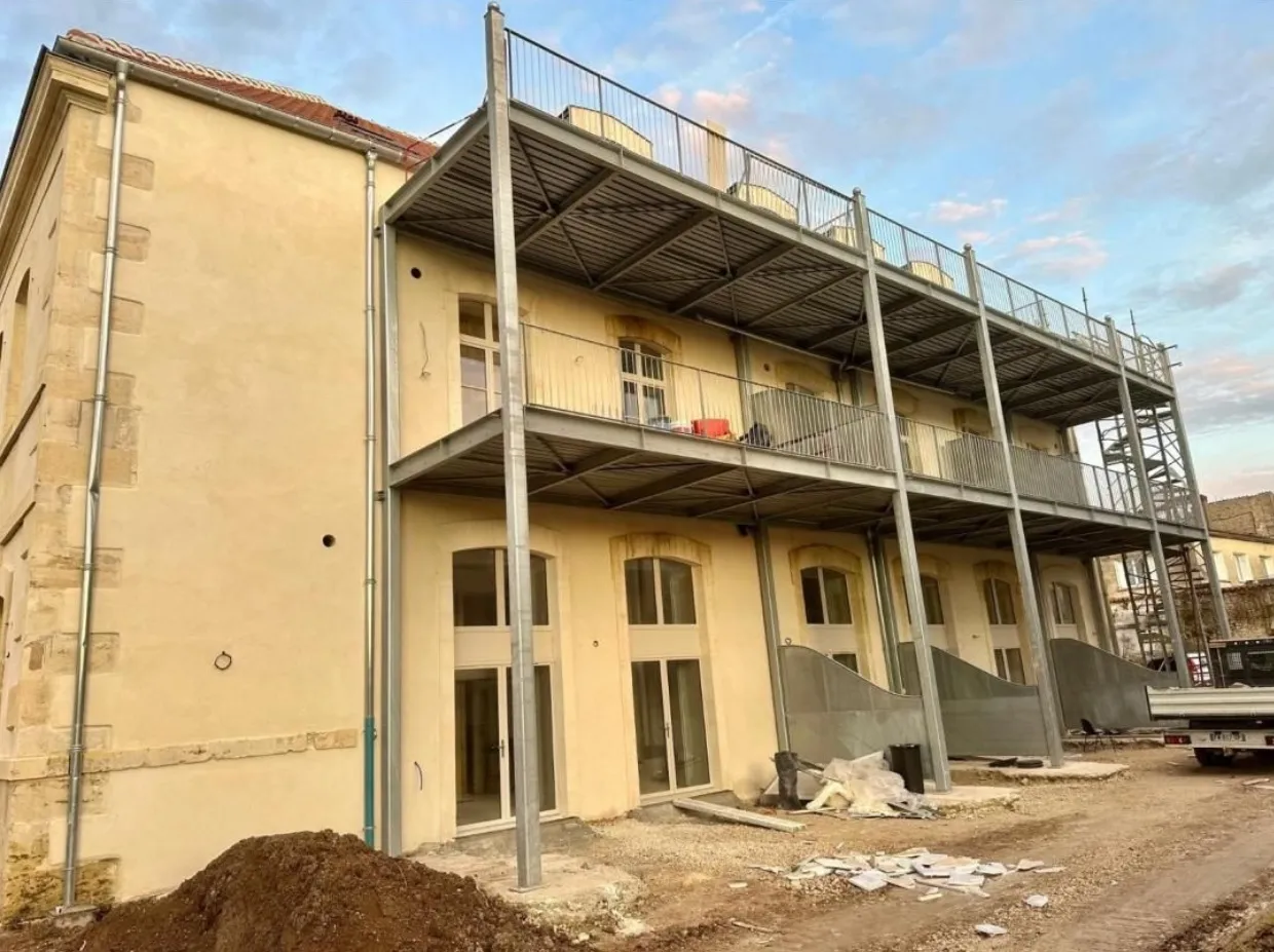 Rénovation de façade en pierre — résultat après ravalement par Sévria à Thouars (2023)