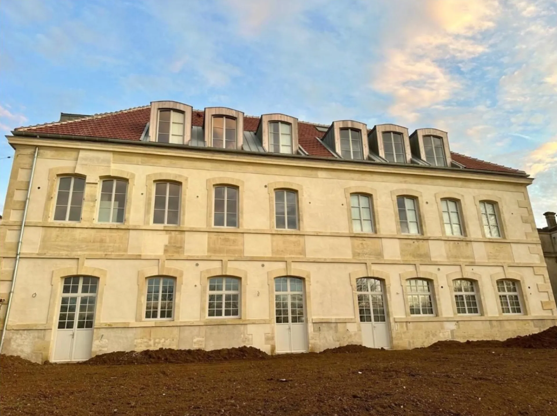 Rénovation complète - Façade moderne — résultat après ravalement par Sévria à Niort (2024)